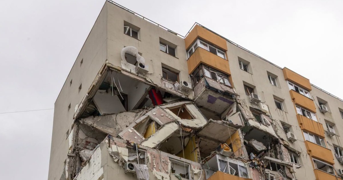 Încep lucrările de punere în siguranță a blocului din sectorul 5 afectat de explozie