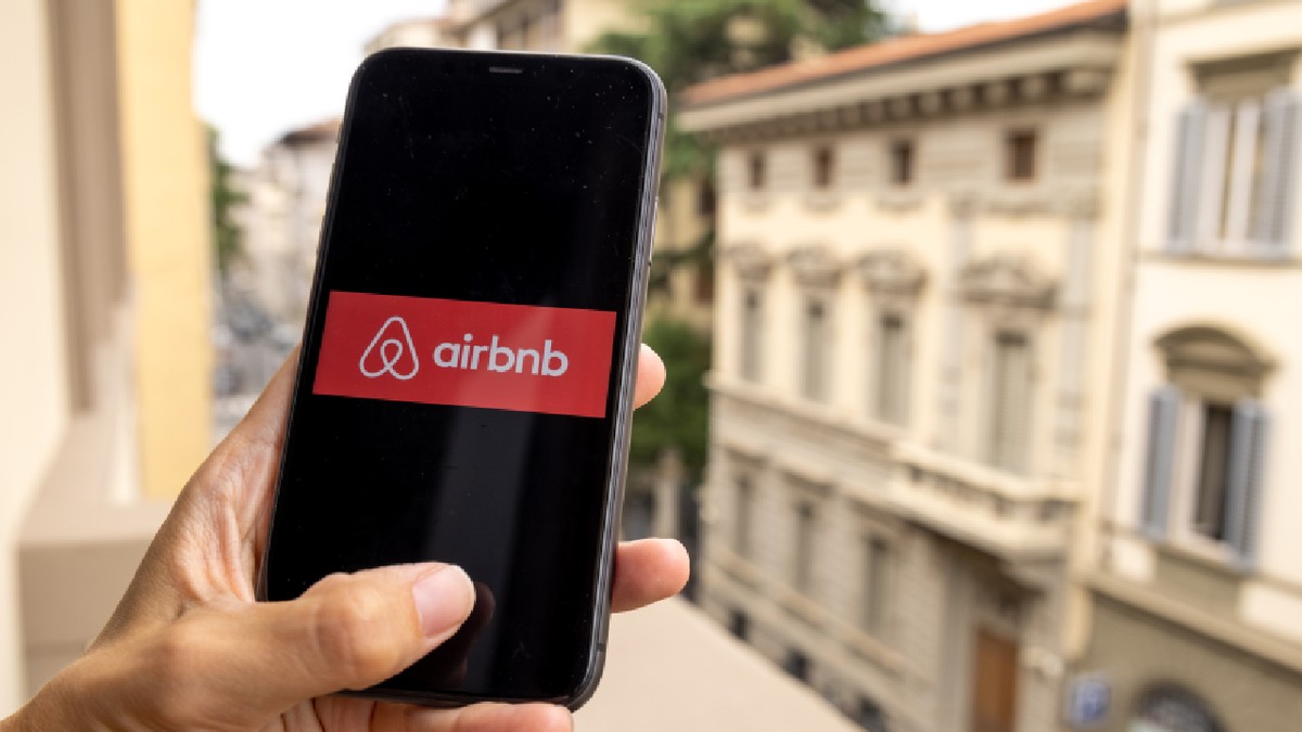 Airbnb schimbă regulile: turiștii nu vor mai fi obligați să facă curățenie sau să spele vasele