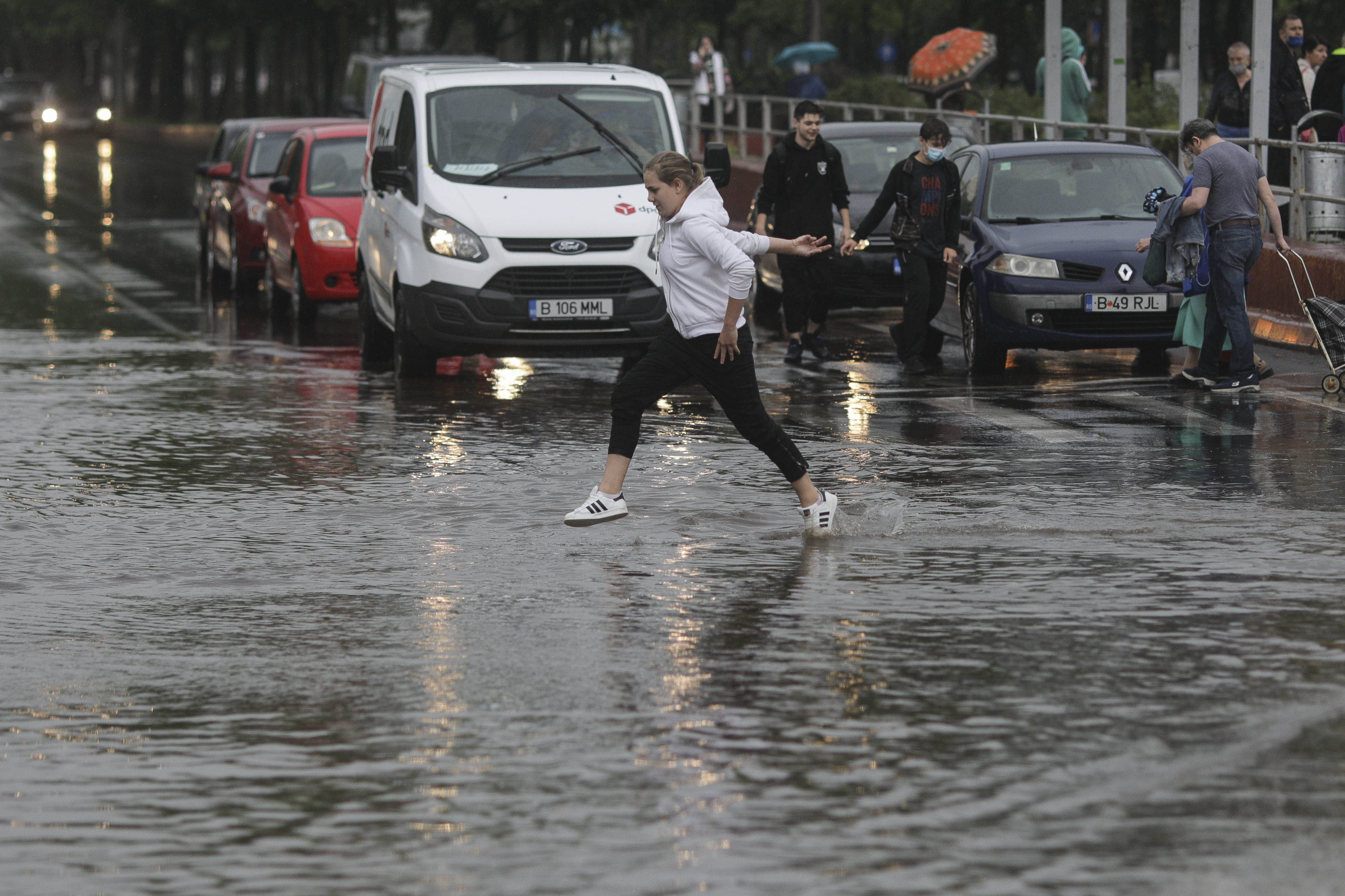Avertisment meteorologic pentru întreaga țară: ploi moderate și vânt puternic până vineri seara