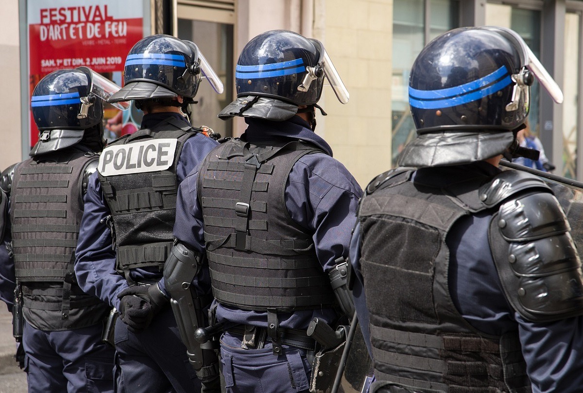 Sindicatul Alliance Police Nationale dă statul francez în judecată pentru punerea în pericol a polițiștilor