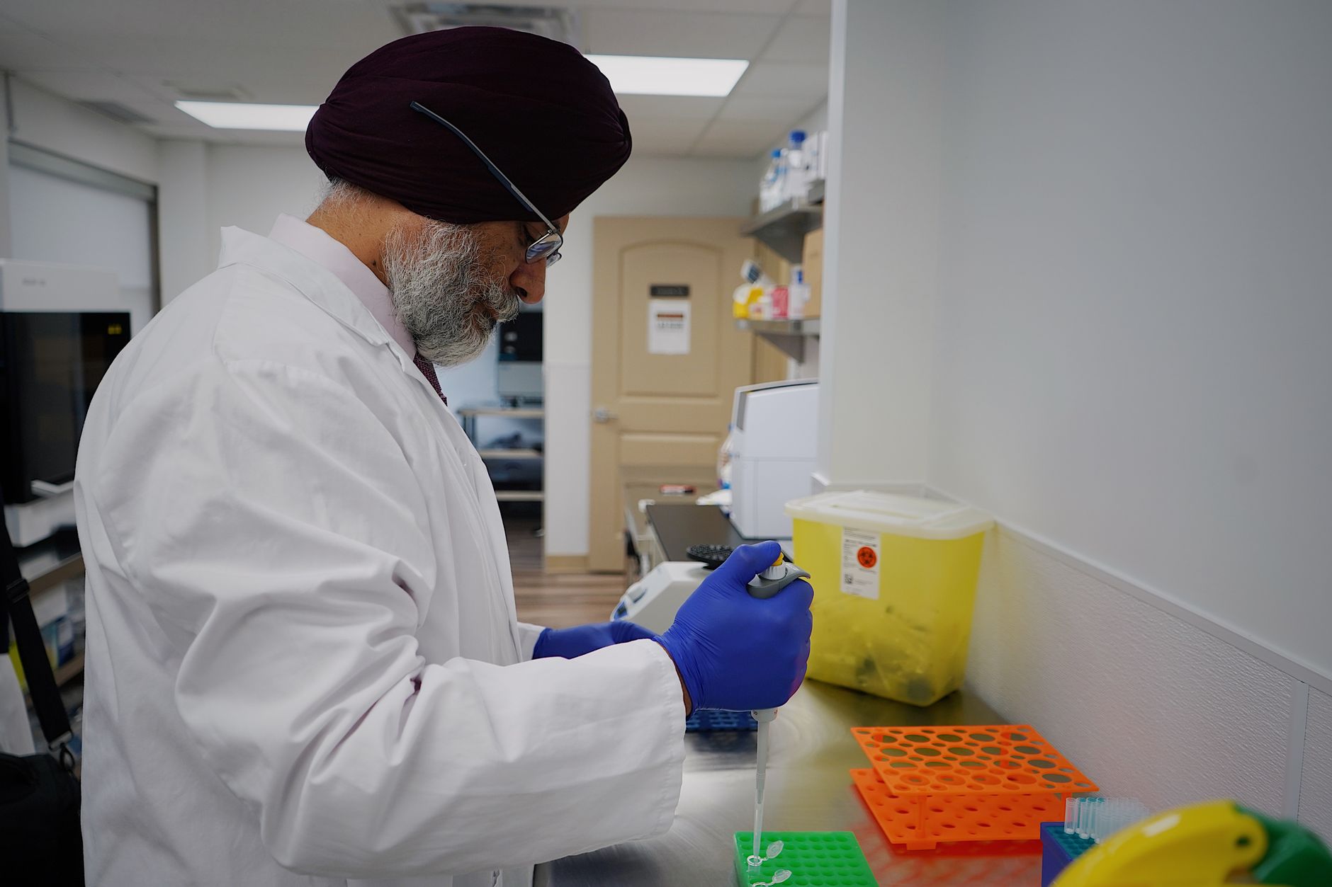 Inteligența artificială și riscul de dezvoltare a unor noi arme biologice