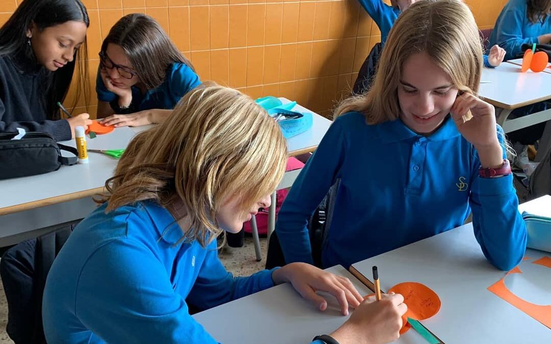Diferențe de abordare privind uniforma școlară între instituțiile de învățământ din Barcelona