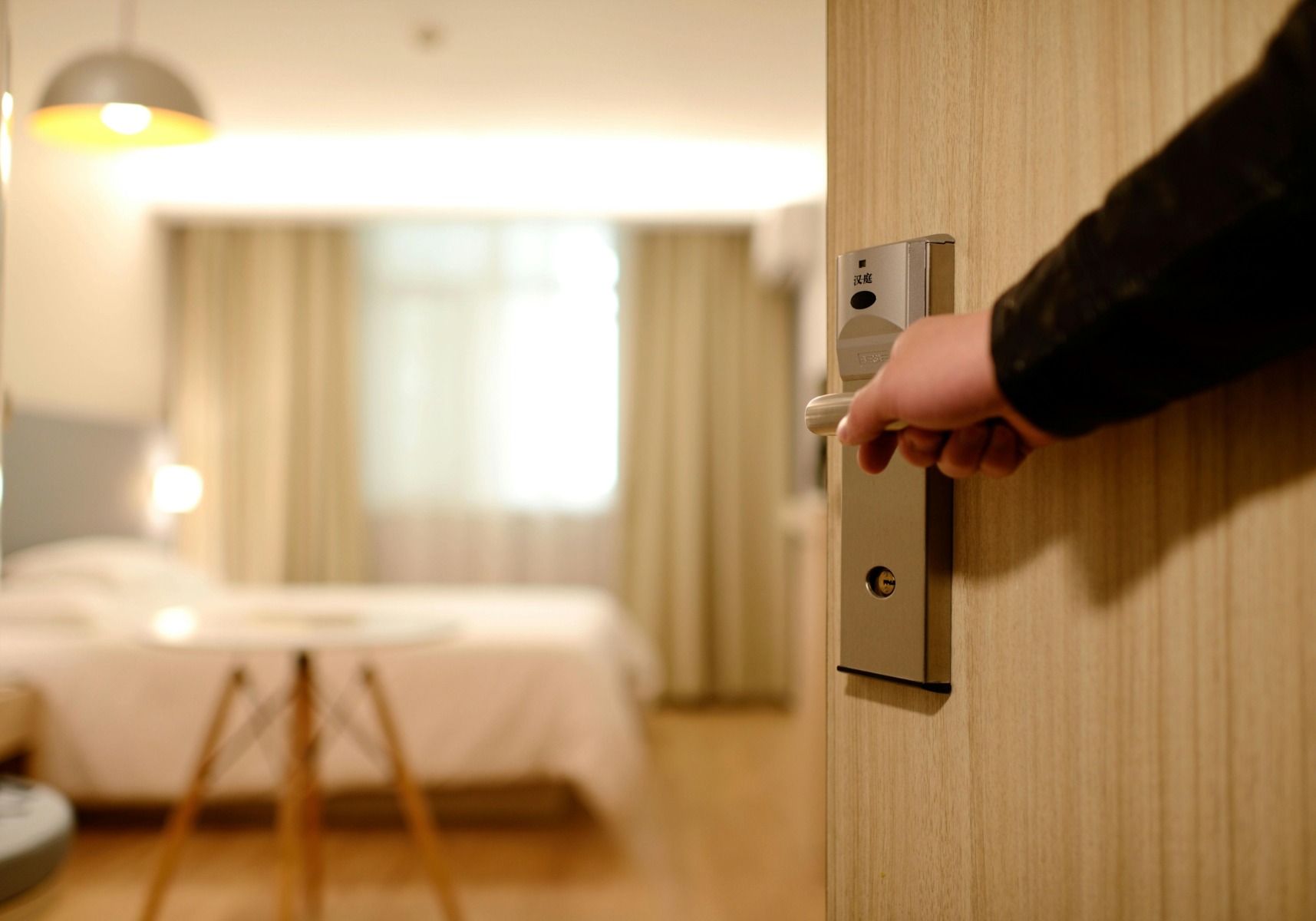Un proprietar din Roma a fost nevoit să locuiască la hotel după ce locuința sa a fost ocupată ilegal