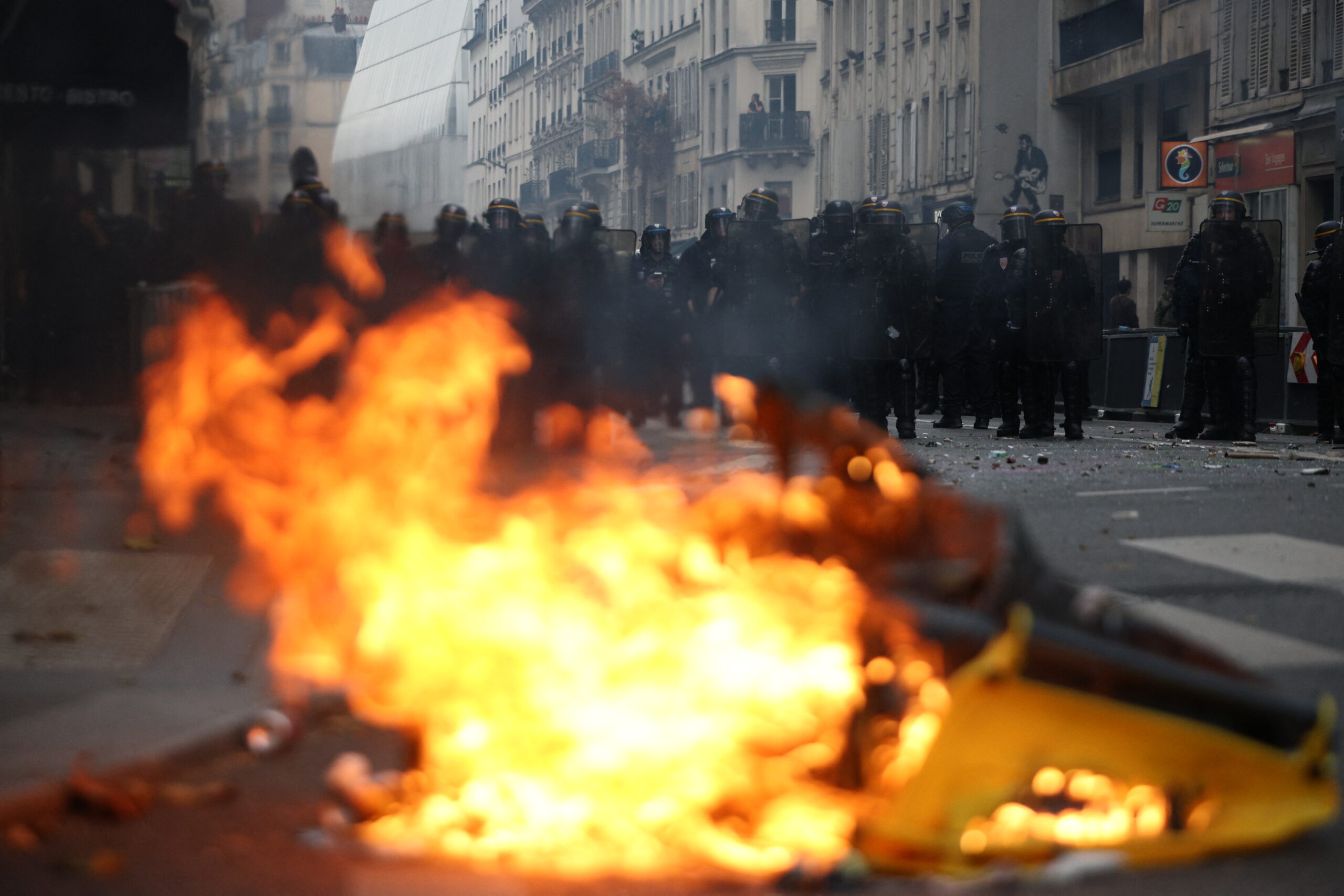 Franța se pregătește pentru o nouă zi de proteste: Macron anunță măsuri de urgență și interdicții