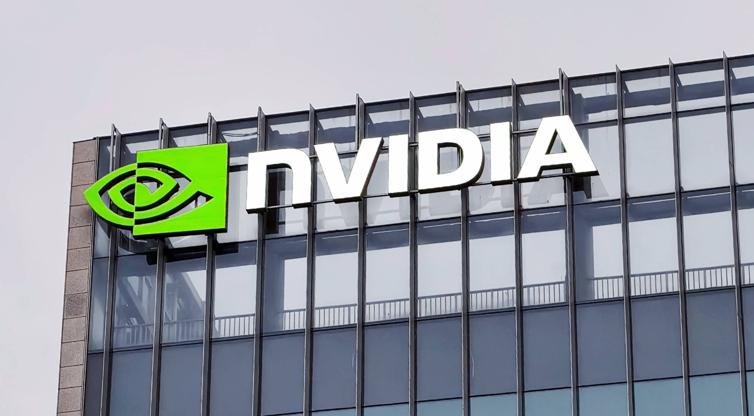 Șeful Nvidia avertizează că lipsa capitalului și a energiei încetinește infrastructura AI