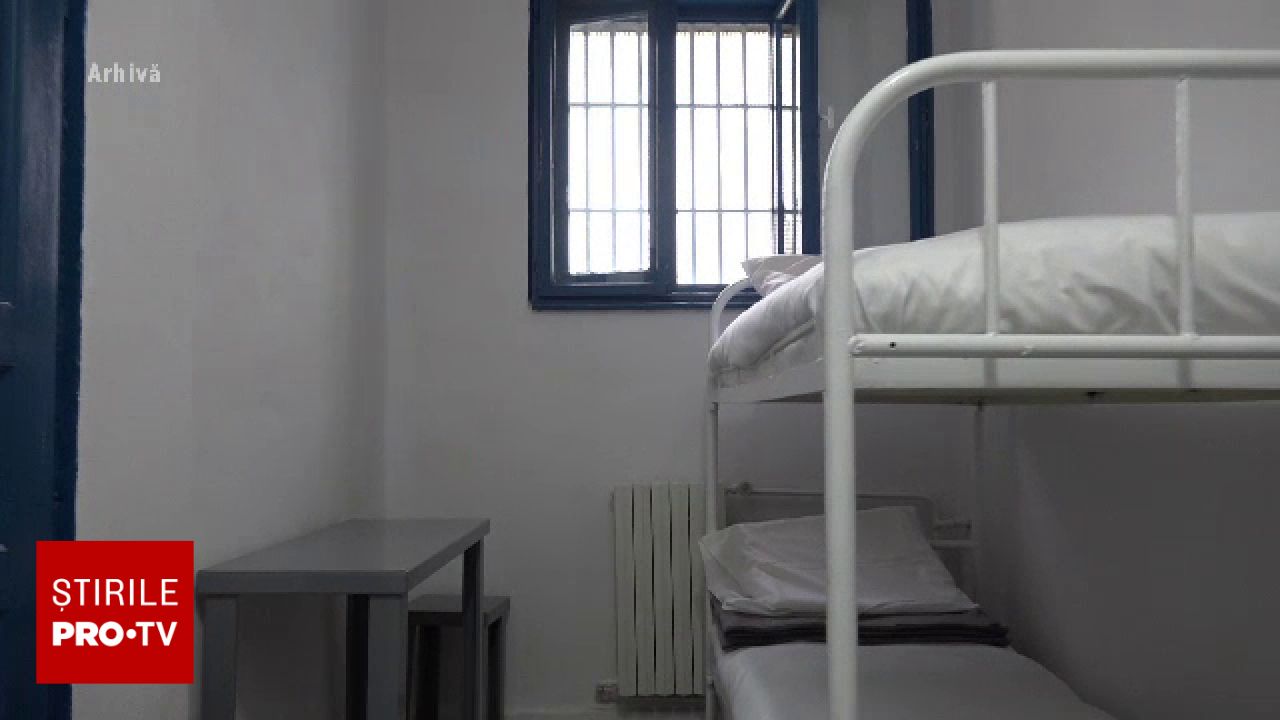 O femeie din Craiova a trimis scrisori de dragoste impregnate cu droguri către soțul deținut