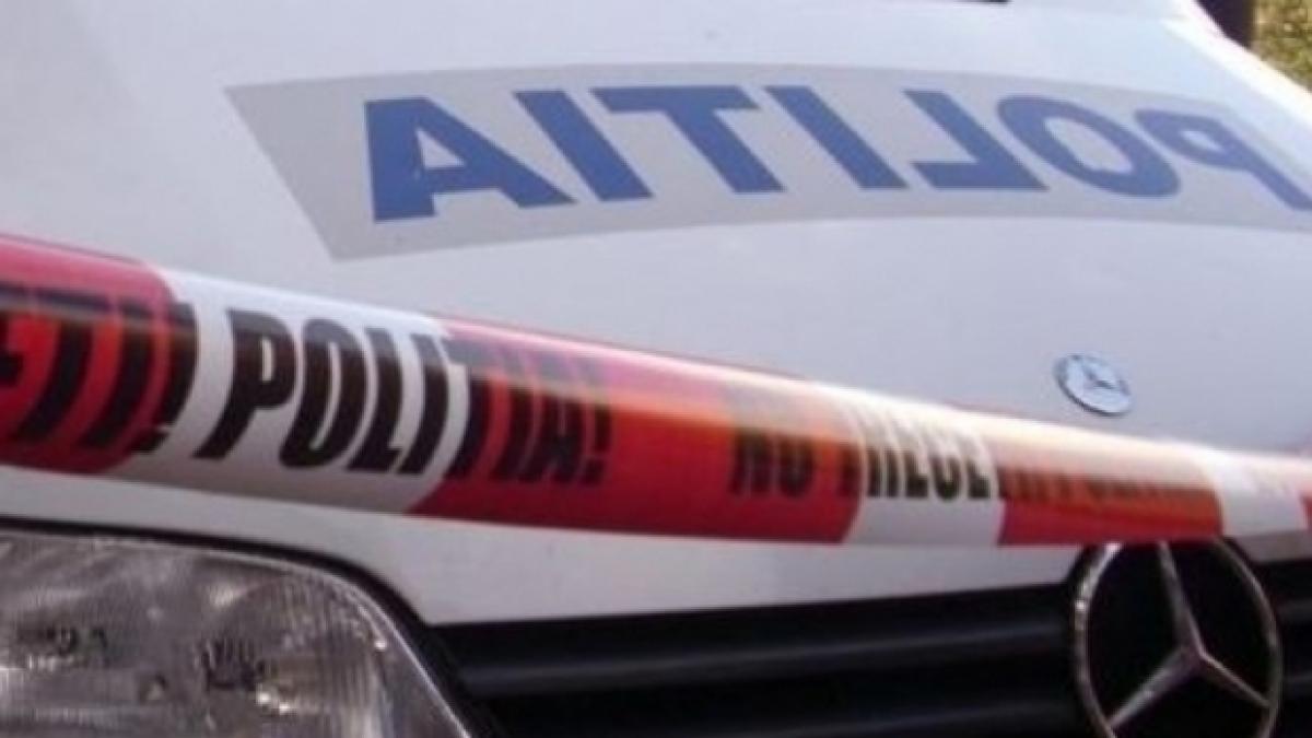 Accident violent la Dej: un autoturism a intrat în clădirea Centrului Turistic, iar ocupanții au fugit