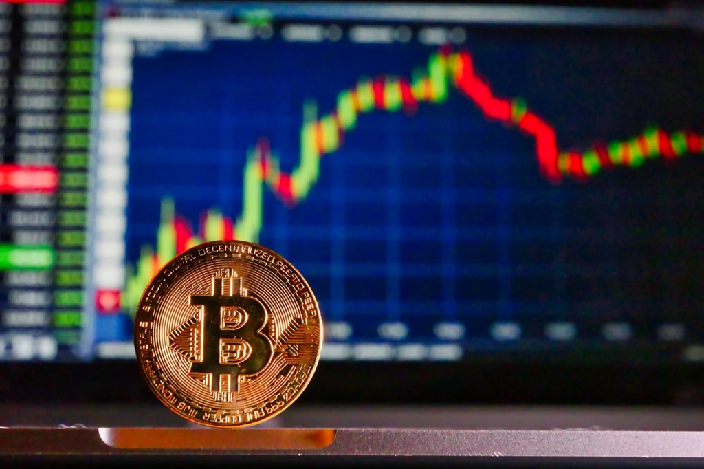Escroc arestat în Bacău după ce a păcălit o femeie de 68 de ani cu investiții în criptomonede