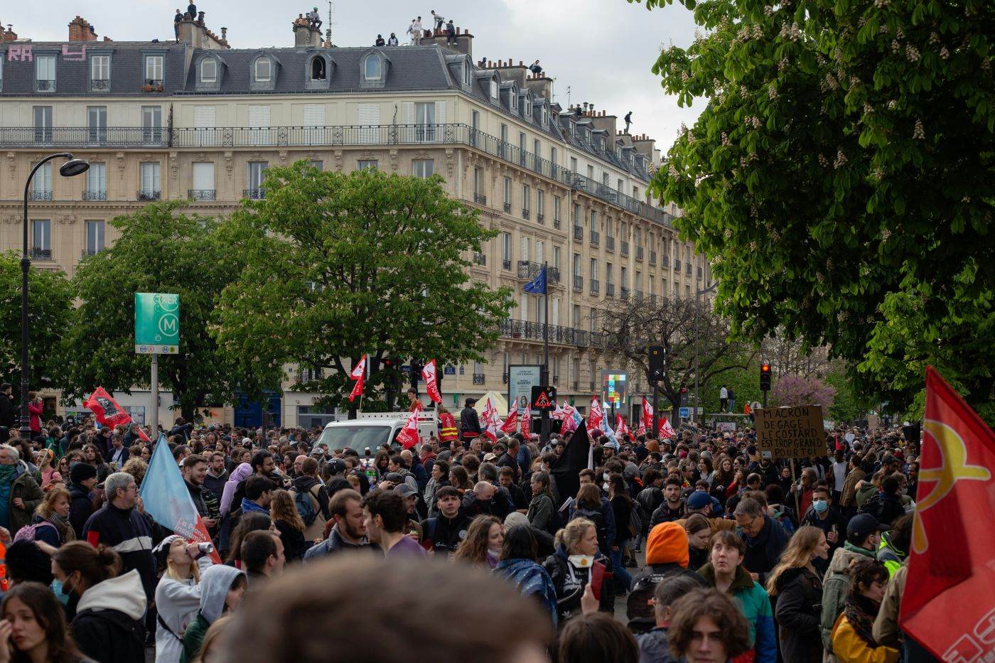 Emmanuel Macron anunță interzicerea manifestațiilor nelegitime în Franța după violențe