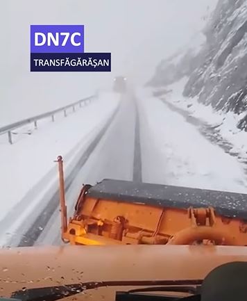 Drumarii intervin cu utilaje și materiale antiderapante pe Transfăgărășan după noi ninsori
