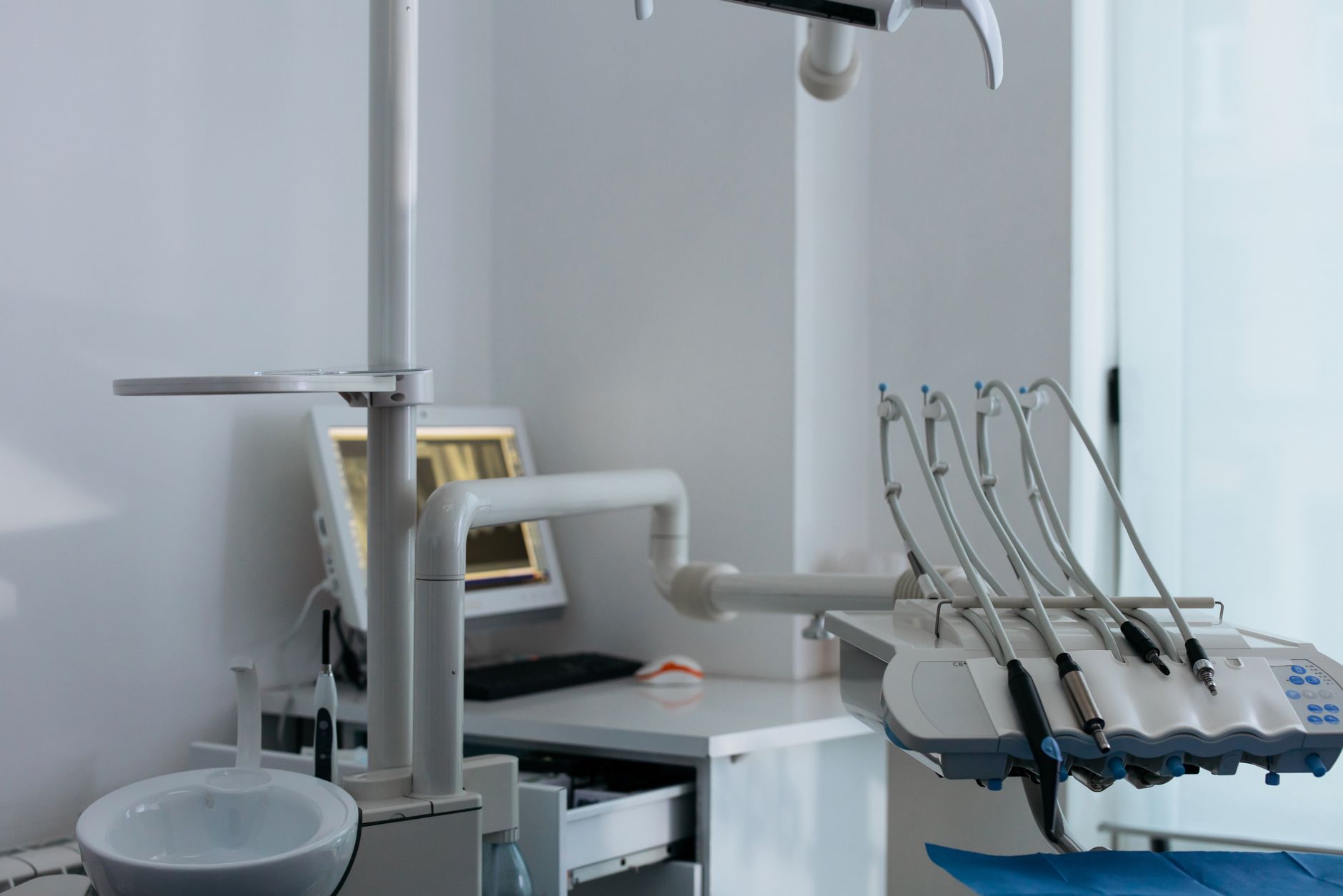 Un bărbat de 28 de ani ar fi practicat medicina fără drept timp de trei ani în Ilfov