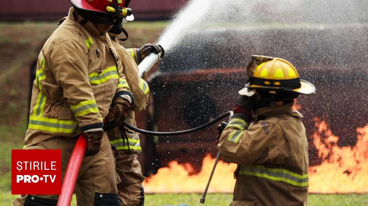 Un bătrân de 77 de ani a provocat un incendiu în Bihor, distrugând o mașină și afectând o casă