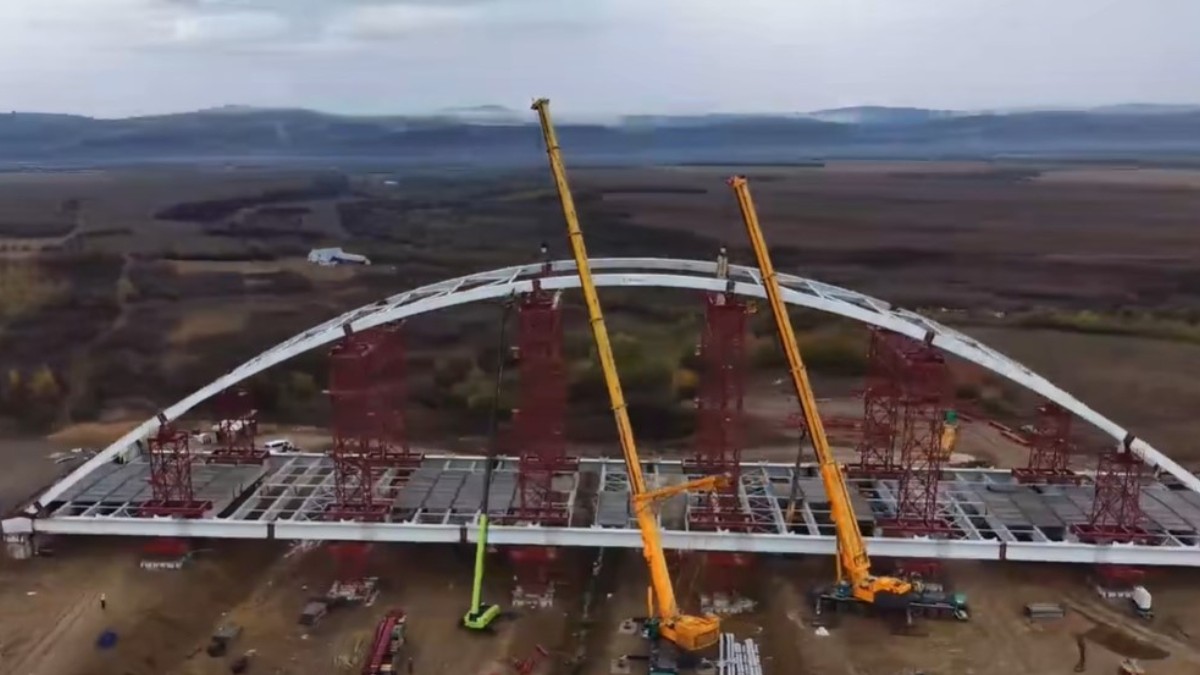 Montarea ultimului segment metalic la podul în arc de pe A13, pe Autostrada Sibiu – Făgăraș