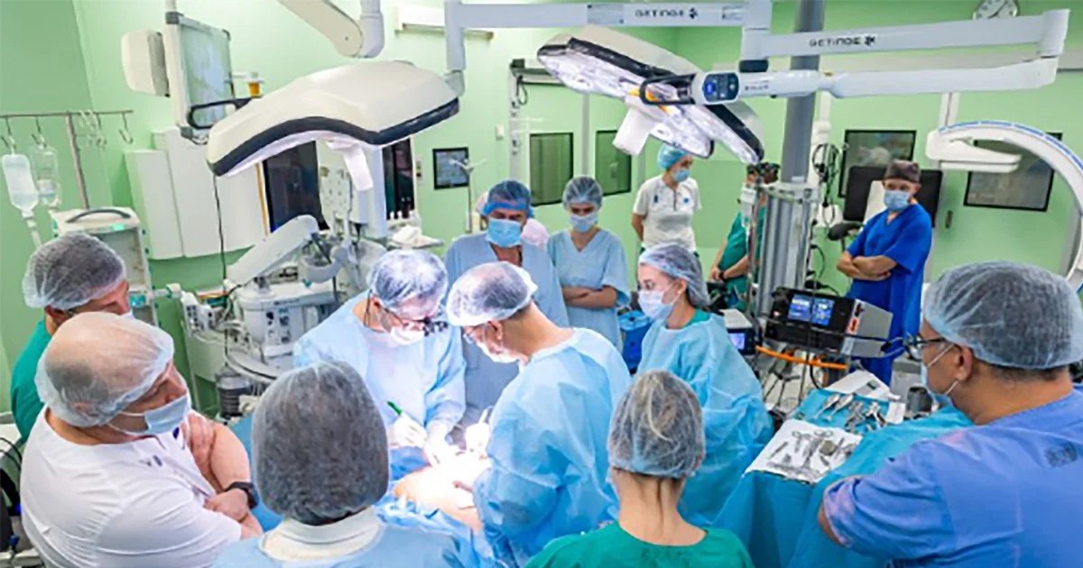 Neurochirurg chinez realizează o intervenție complexă la Moscova, sub semnul cercetărilor pentru longevitate