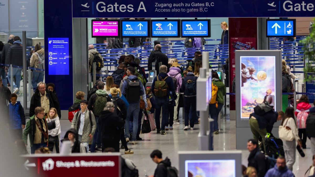 Plan de urgență la aeroportul din Düsseldorf după ce pasageri dintr-un avion din Grecia s-au îmbolnivit
