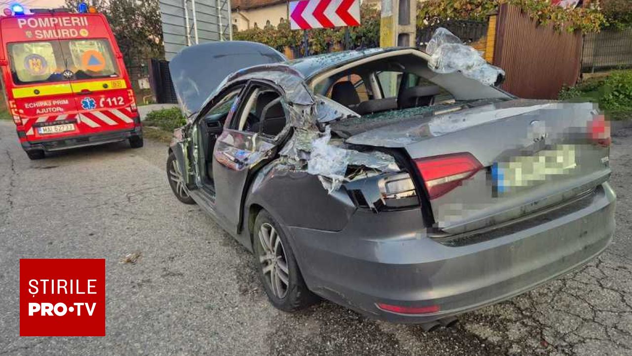 Accident grav în Argeș: un container desprins de pe o platformă a distrus un autoturism