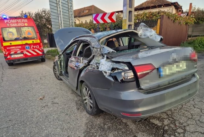 Accident pe DN 73C: Un container cu deșeuri de plastic a căzut peste un autoturism