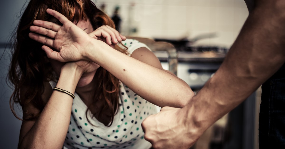 Violență extremă în Brașov: o femeie a fost înjunghiată de soț, iar bărbatul a încercat să se sinucidă