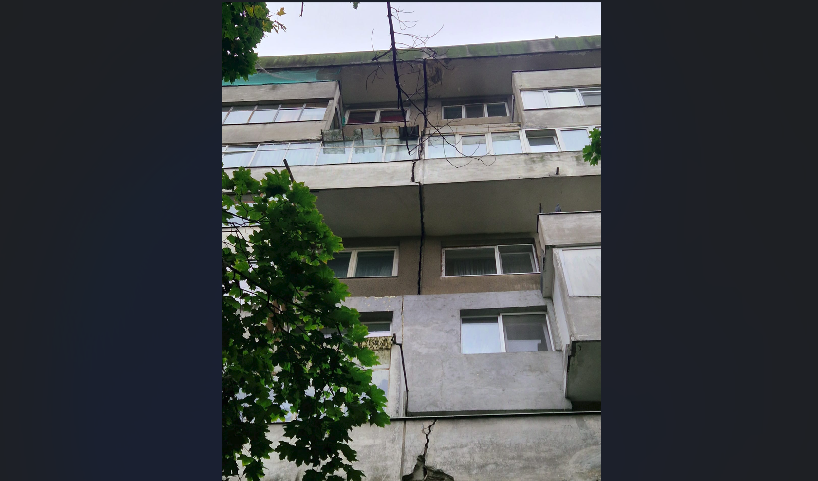 Bloc de locuințe din Sectorul 6 este evacuat preventiv după apariția unei crăpături între două scări