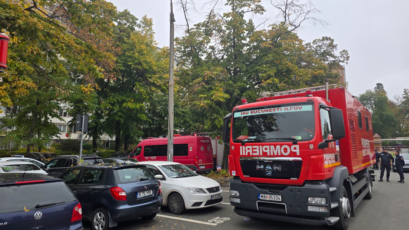 Un bloc din Sectorul 6 al Capitalei a fost evacuat după sesizarea unei fisuri între două scări