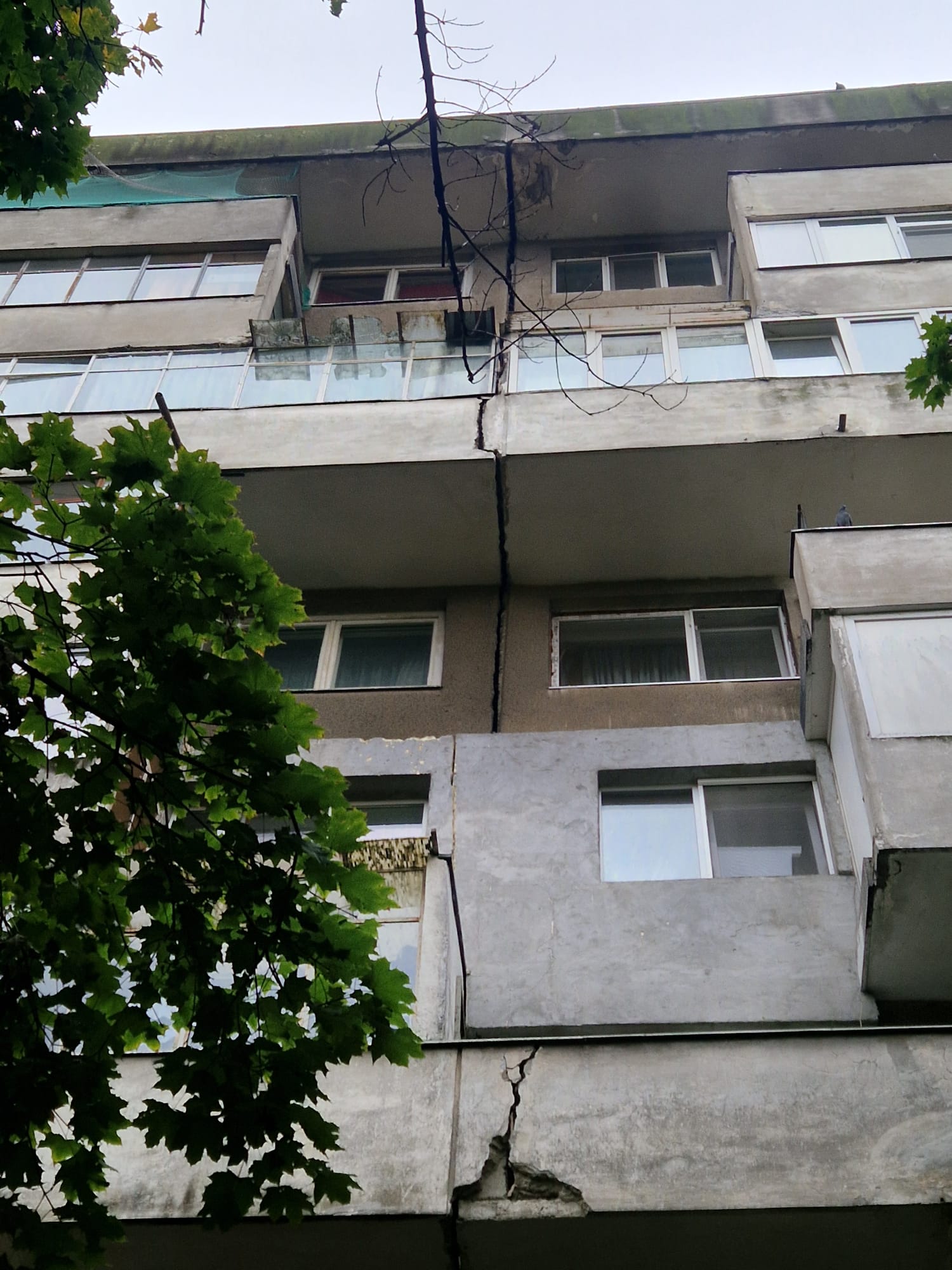Bloc cu bulină roșie din Drumul Taberei a fost evacuat după apariția unei crăpături mari