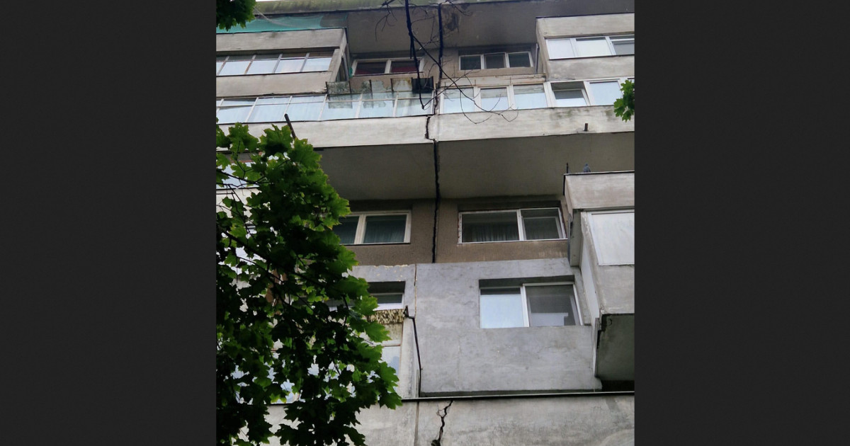 Evacuare de urgență în Sectorul 6 după apariția unei crăpături masive pe fațada unui bloc