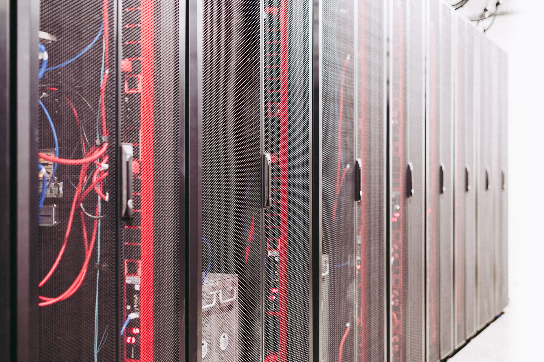 Amazon Web Services își epuizează capacitatea de calcul pentru 2027 din cauza cererii masive de AI