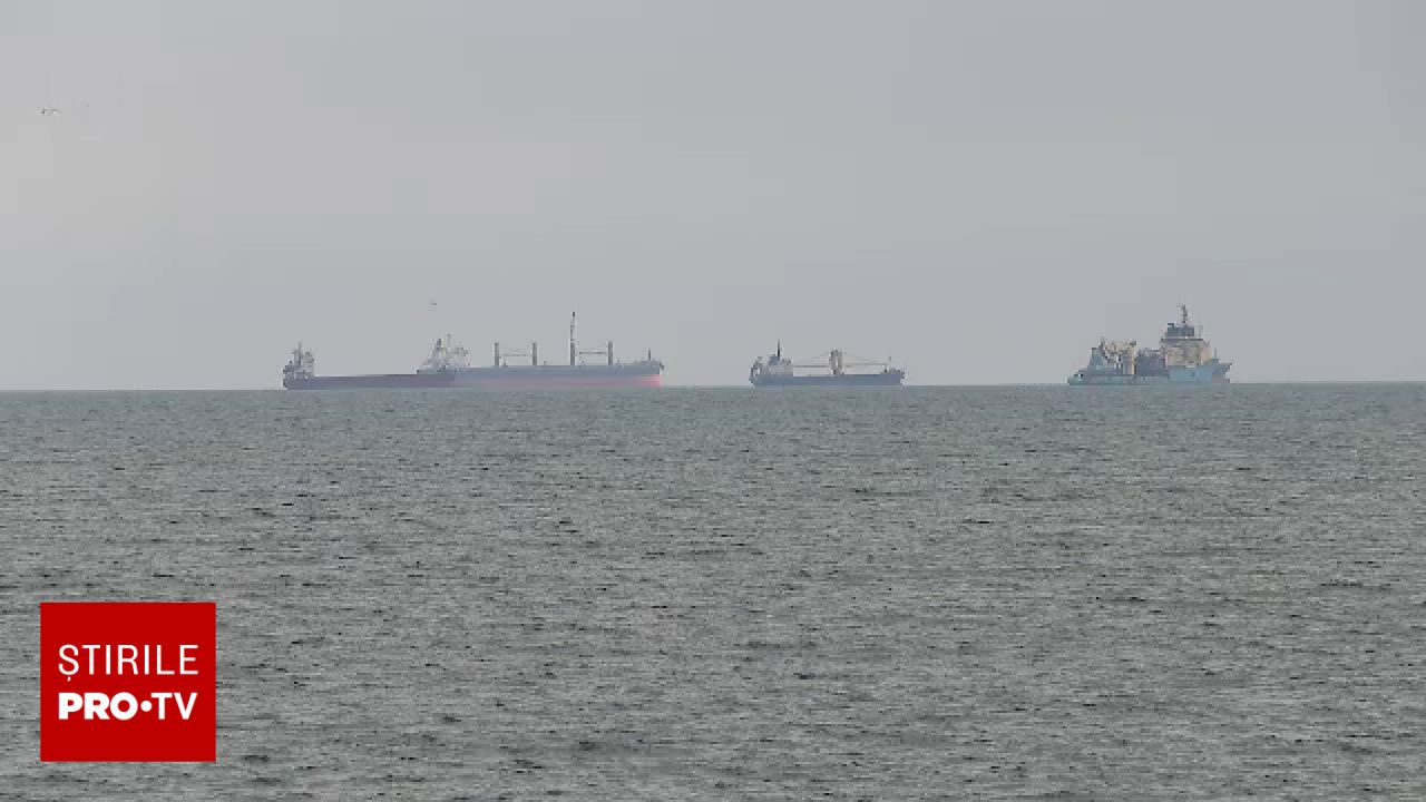 Misiune de salvare în Marea Neagră: elicopter Black Hawk caută trei marinari dispăruți