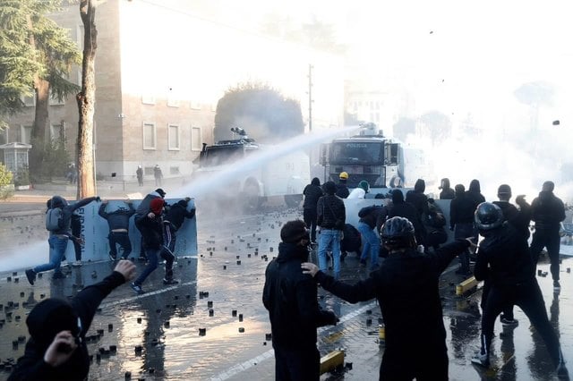 Proteste violente în Tirana: mii de manifestanți cer demisia lui Edi Rama și combaterea corupției