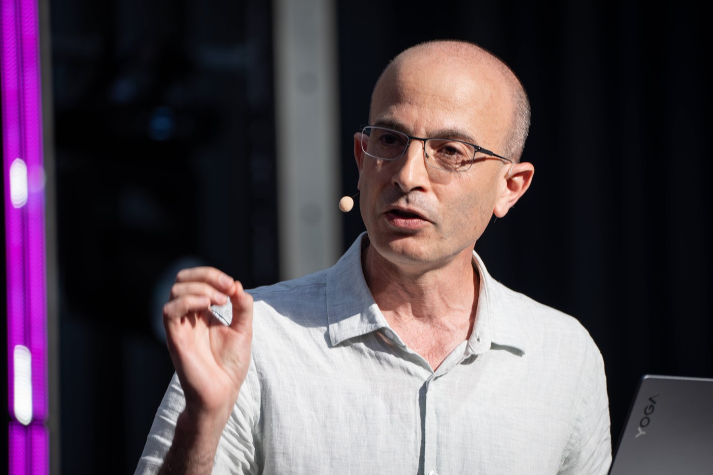 Yuval Noah Harari avertizează: Inteligența artificială ar putea crea un sistem invizibil pentru oameni