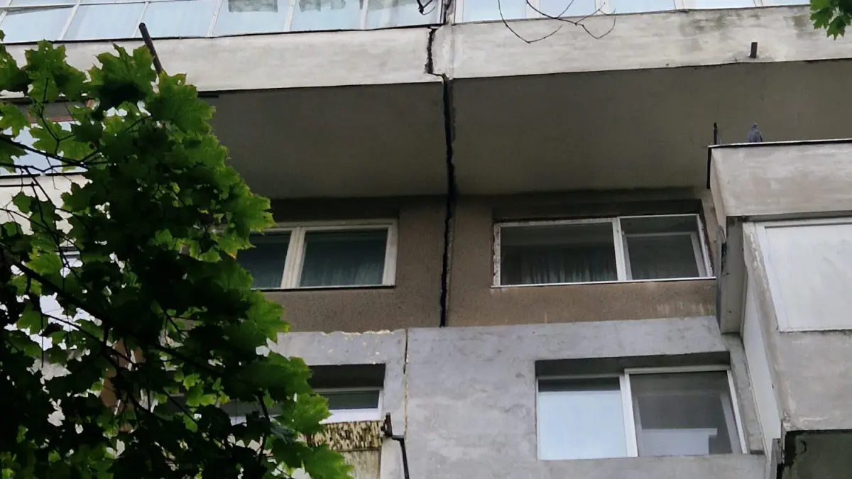 Avertisment privind siguranța blocurilor din București după apariția unei crăpături în Drumul Taberei