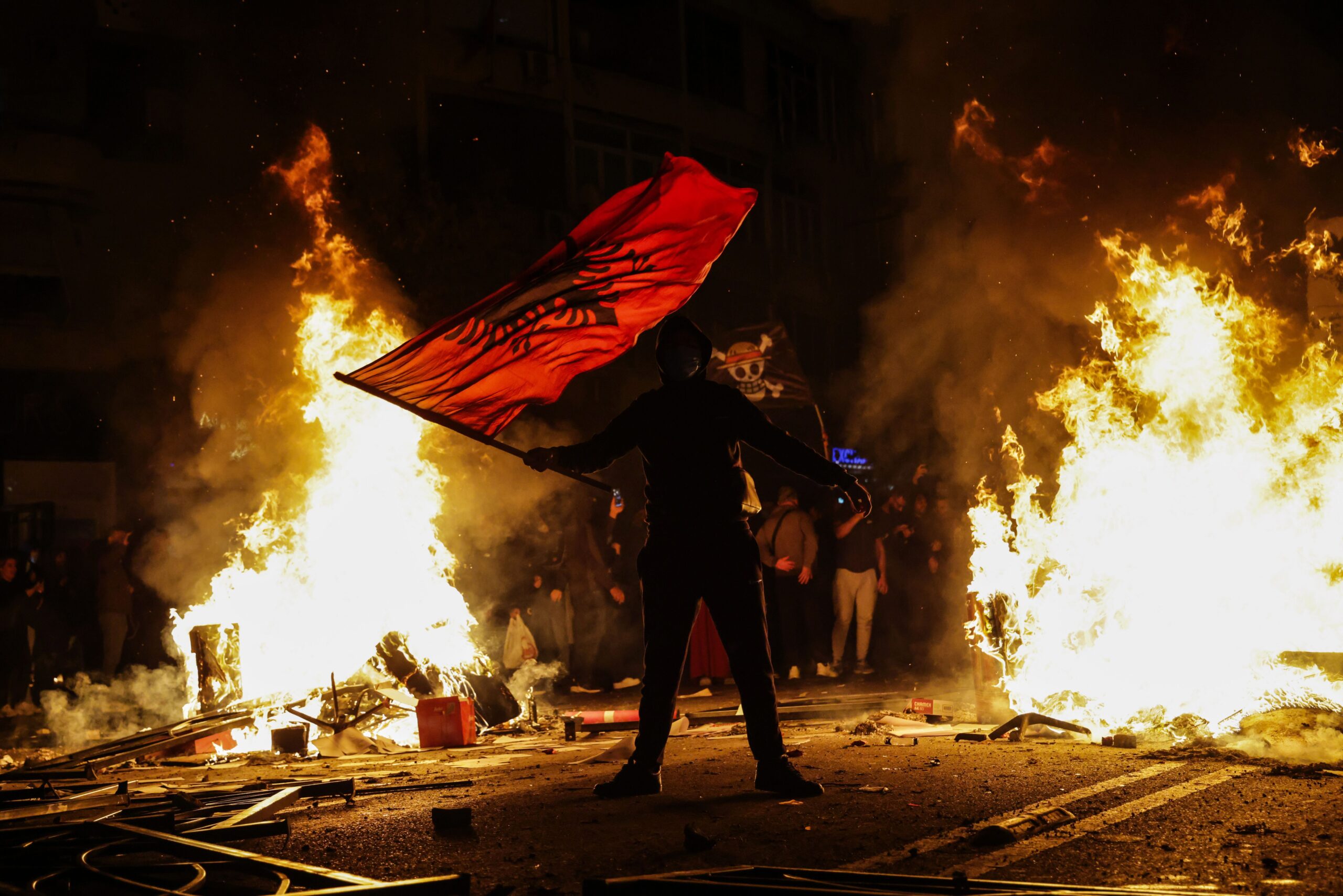 Mii de oameni au protestat la Tirana, cerând demisia premierului Edi Rama