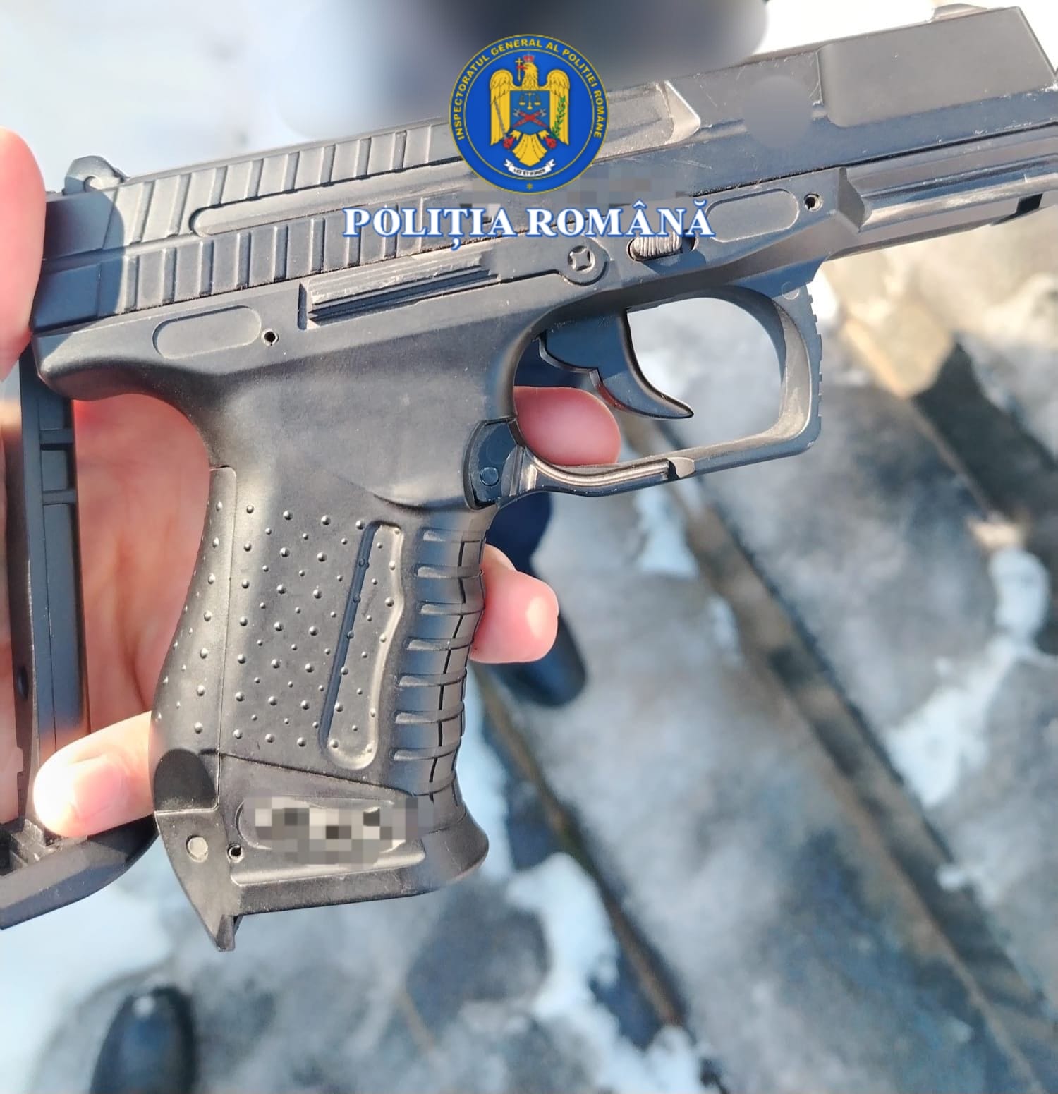Incident violent la Poliția Alba Iulia: un bărbat a amențat un agent cu o armă de airsoft