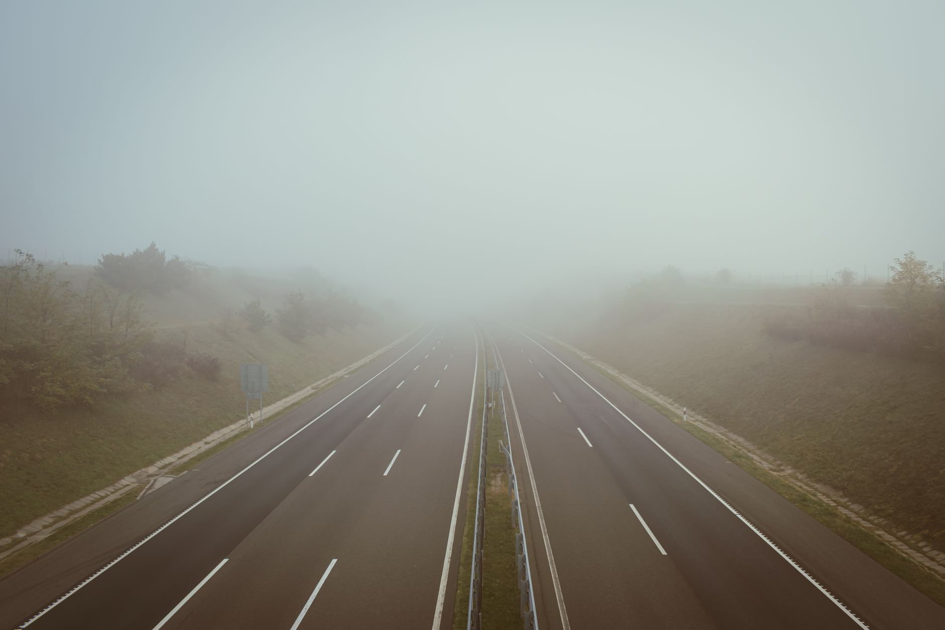 Condiții de circulație dificile în România: ceață densă pe mai multe autostrăzi și în 29 de județe