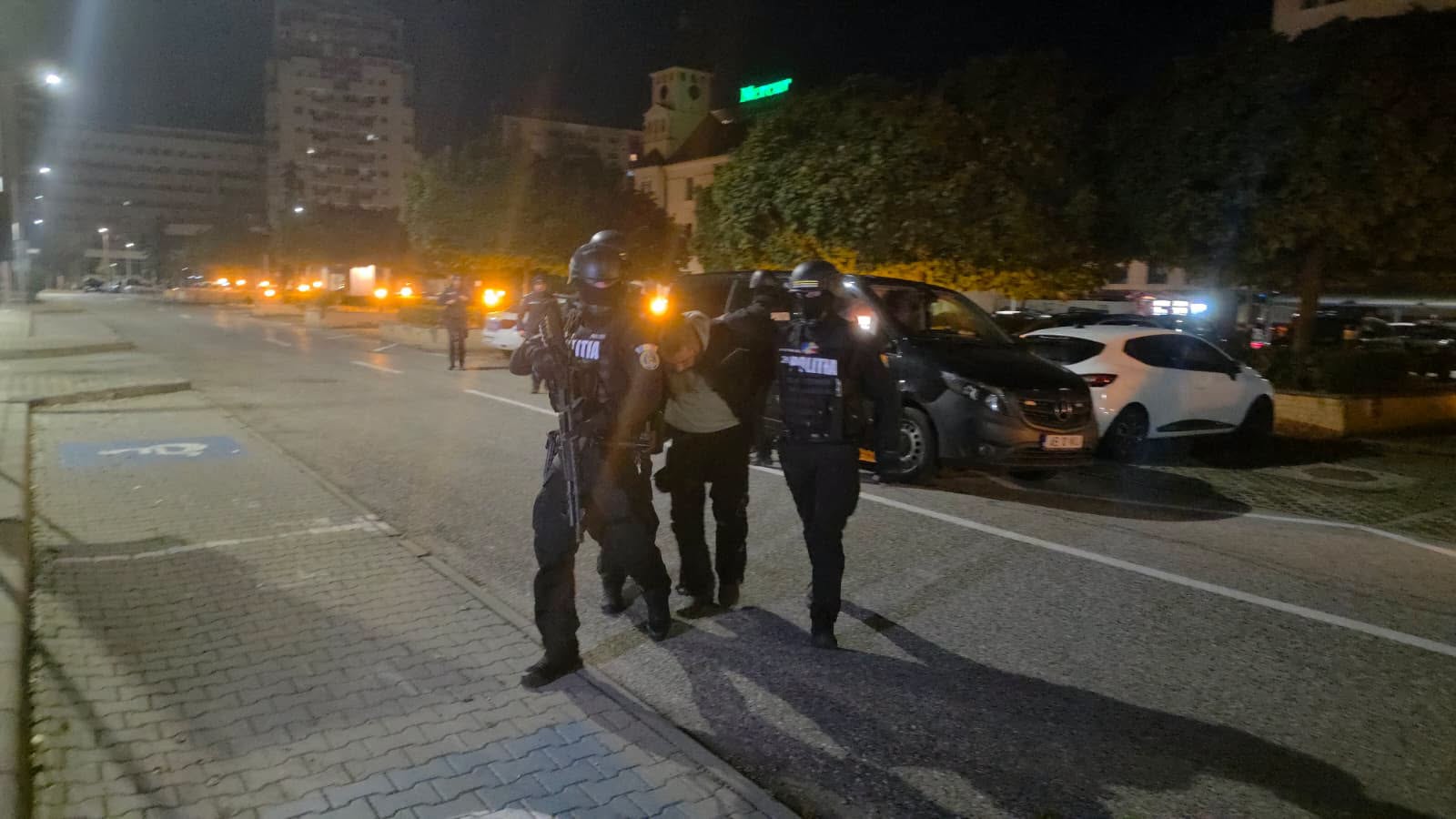 Incident violent la Poliția Alba Iulia: un bărbat a intrat în sediu cu o armă și o grenadă de tip airsoft