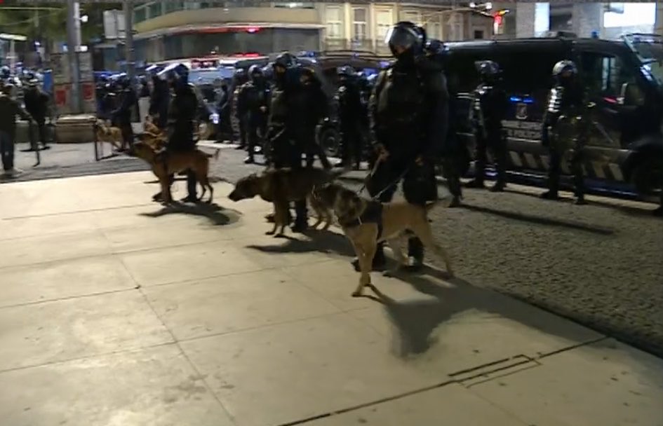 Intervenție violentă a poliției în centrul Lisabonei: au fost evacuate corturile protestatarilor