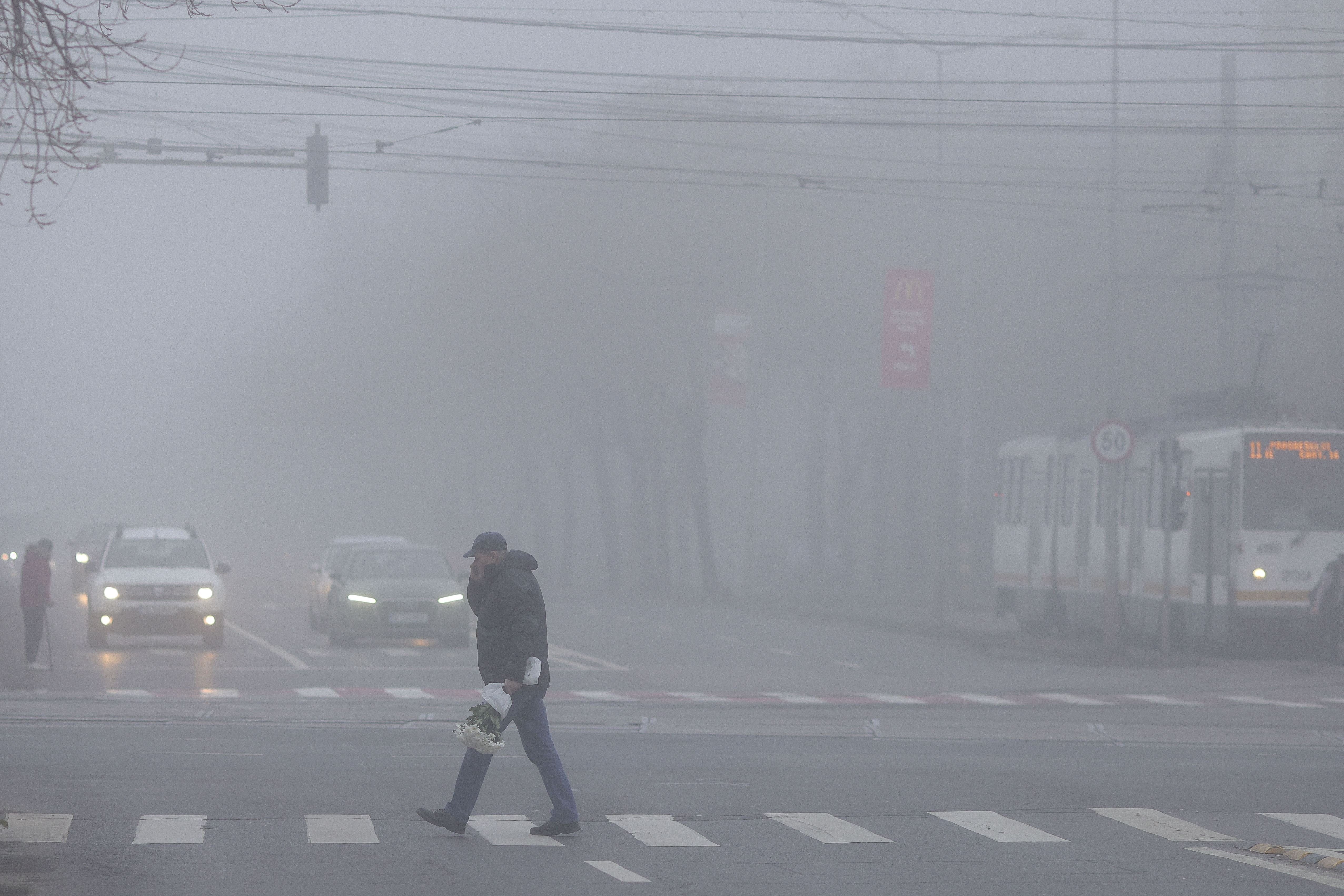 Cod galben de ceață densă în București și pe mai multe autostrăzi; vizibilitate extrem de redusă