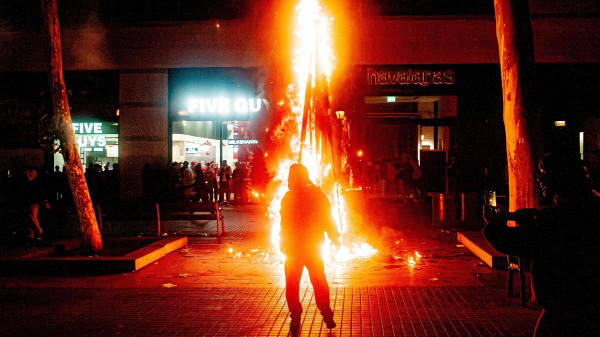 Revolta tinerilor „Institut Indignats” se extinde în Europa: jafuri și rețineri în Barcelona