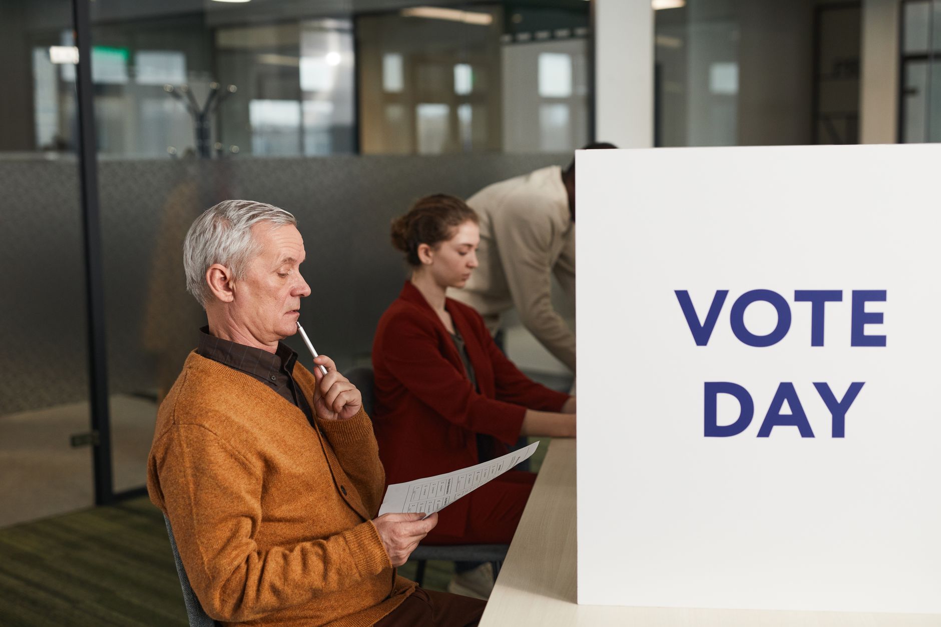 Bulgaria votează pentru noul președinte: duel între Iliana Iotova și Andrei Ghiurov