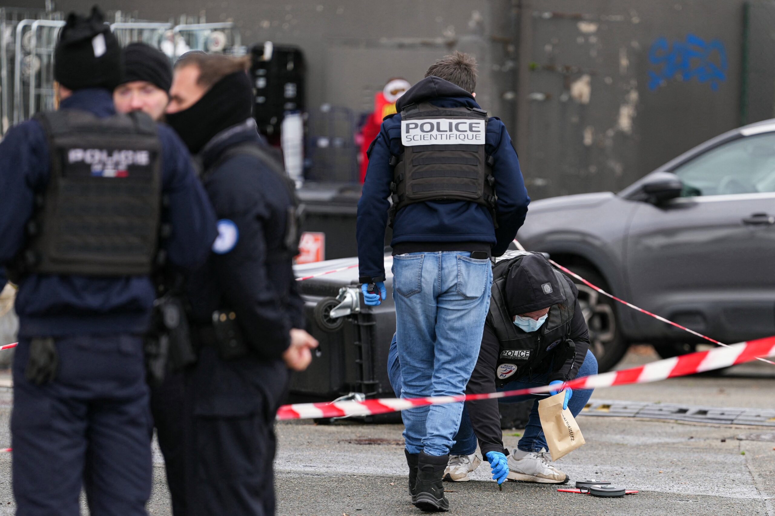 Suspectul atacului violent de lângă Paris este supus unei observații psihiatrice