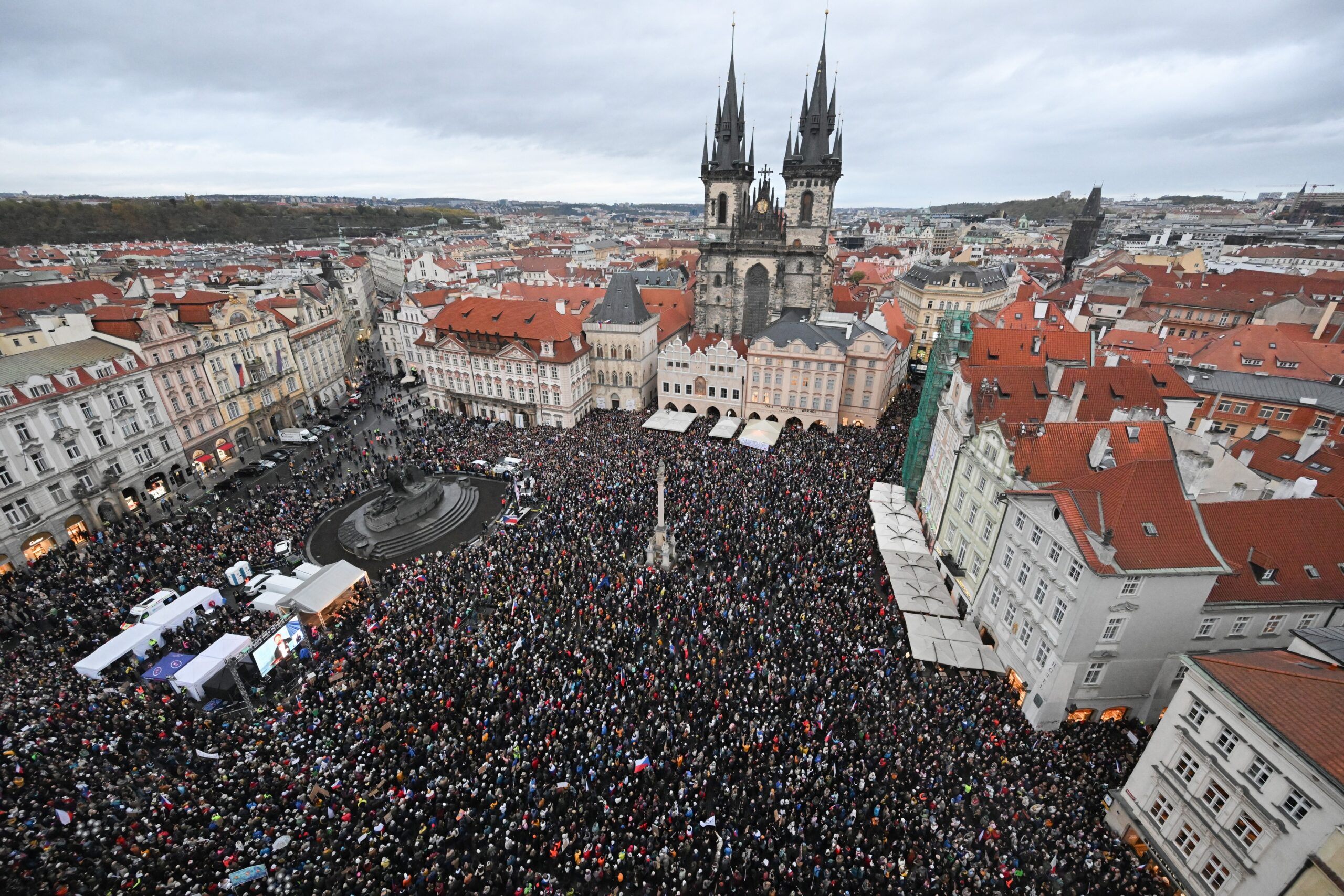 Zeci de mii de oameni au protestat la Praga împotriva reformei care vizează finanțarea presei publice