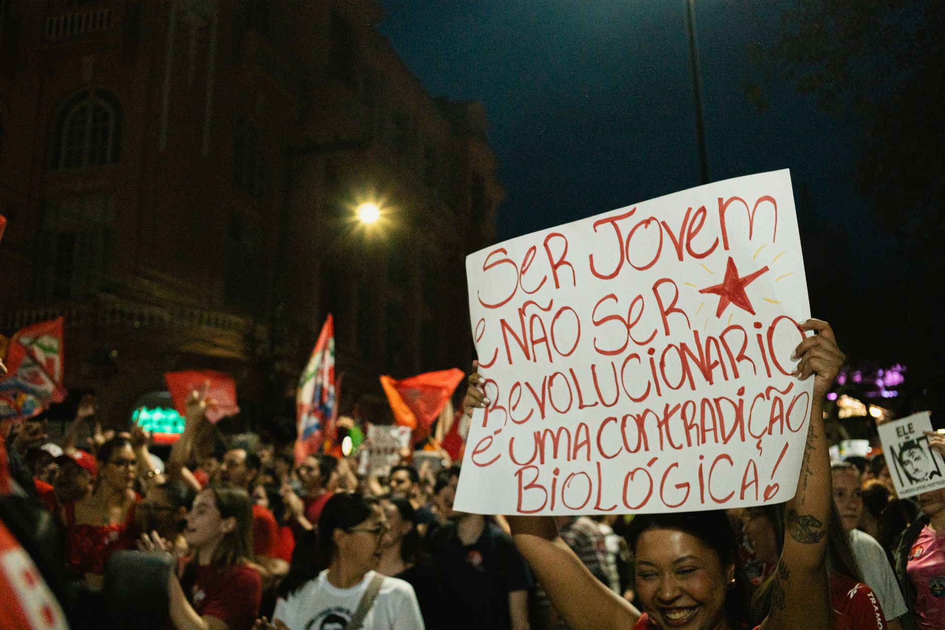Noul val de proteste la Tirana: Manifestanții au incendiat scaune în fața biroului lui Edi Rama
