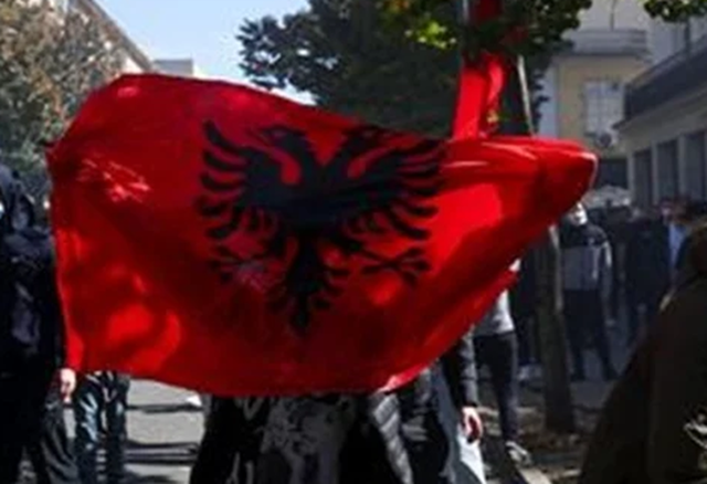 Proteste violente în Tirana: Manifestanții au incendiat scaunele oferite de Edi Rama pentru dialog