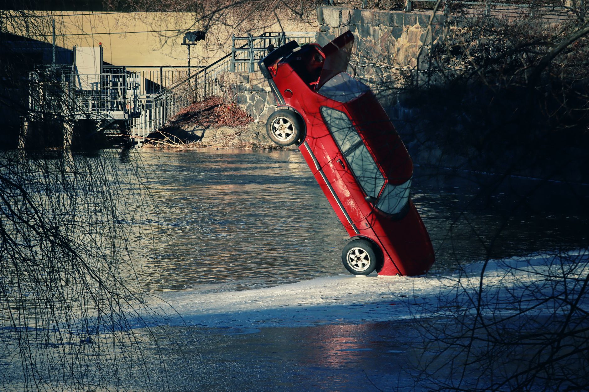 Accident grav pe DN1, la Ciolpani: un autobuz și o autoutilitară s-au ciocuit, două persoane sunt încarcerate