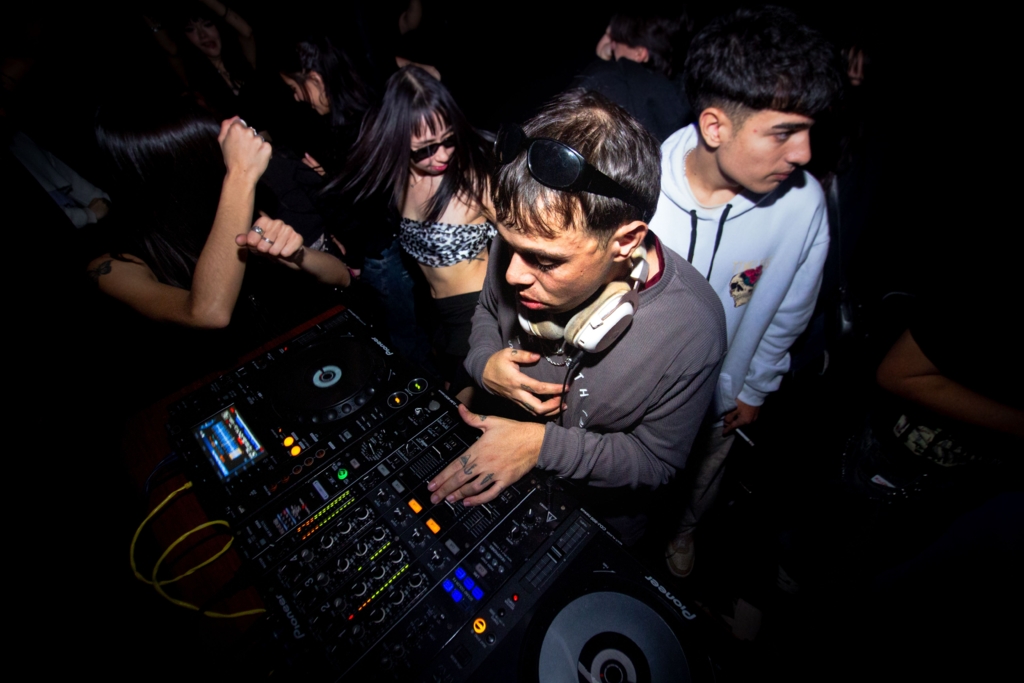 Un angajat care s-a declarat bolnav de bronșită a fost surprins de șef în timp ce lucra ca DJ într-un club