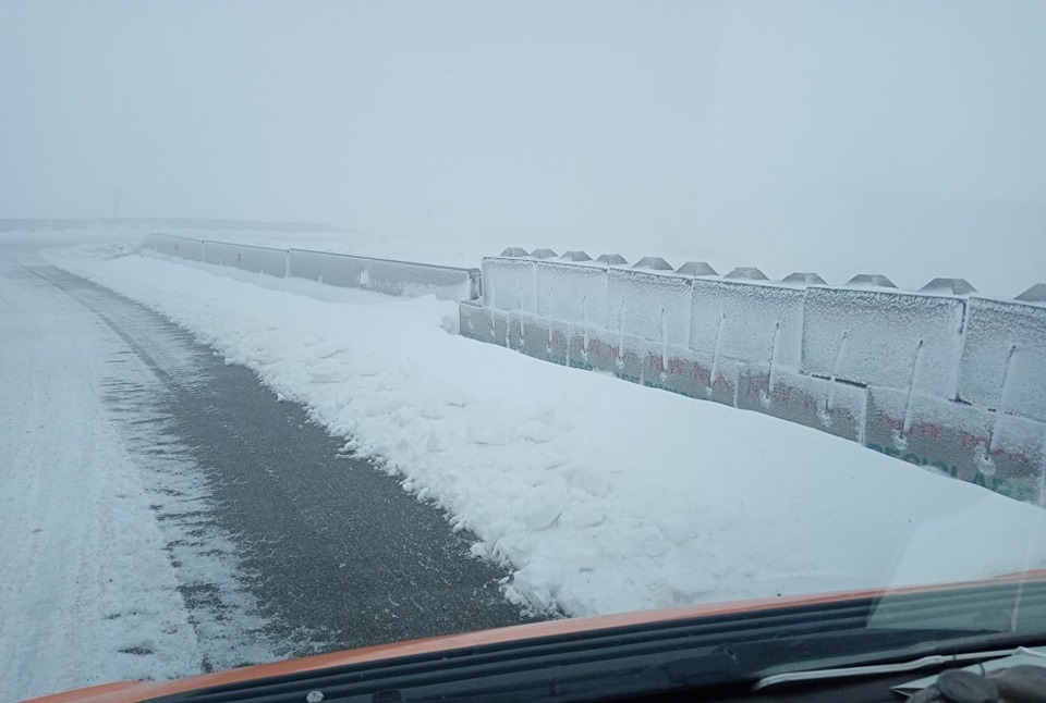 Circulația pe drumul Transalpina este restricționată din cauza ninsorilor pe sectorul montan