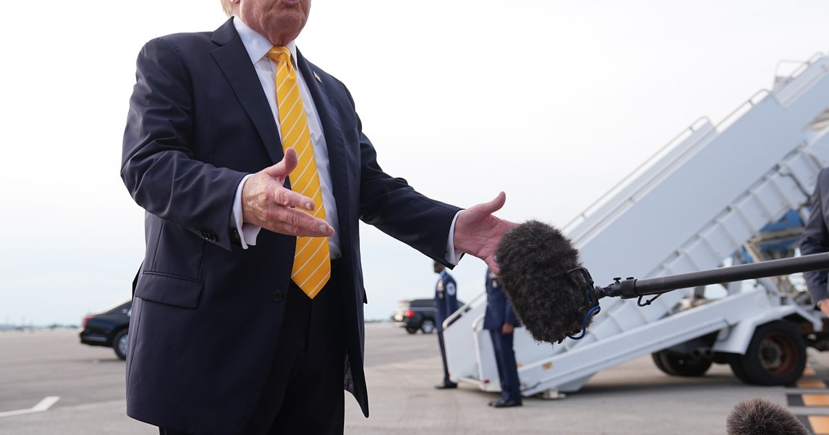Scade popularitatea lui Donald Trump în SUA, în contextul dificultăților economice și al tensiunilor comerciale