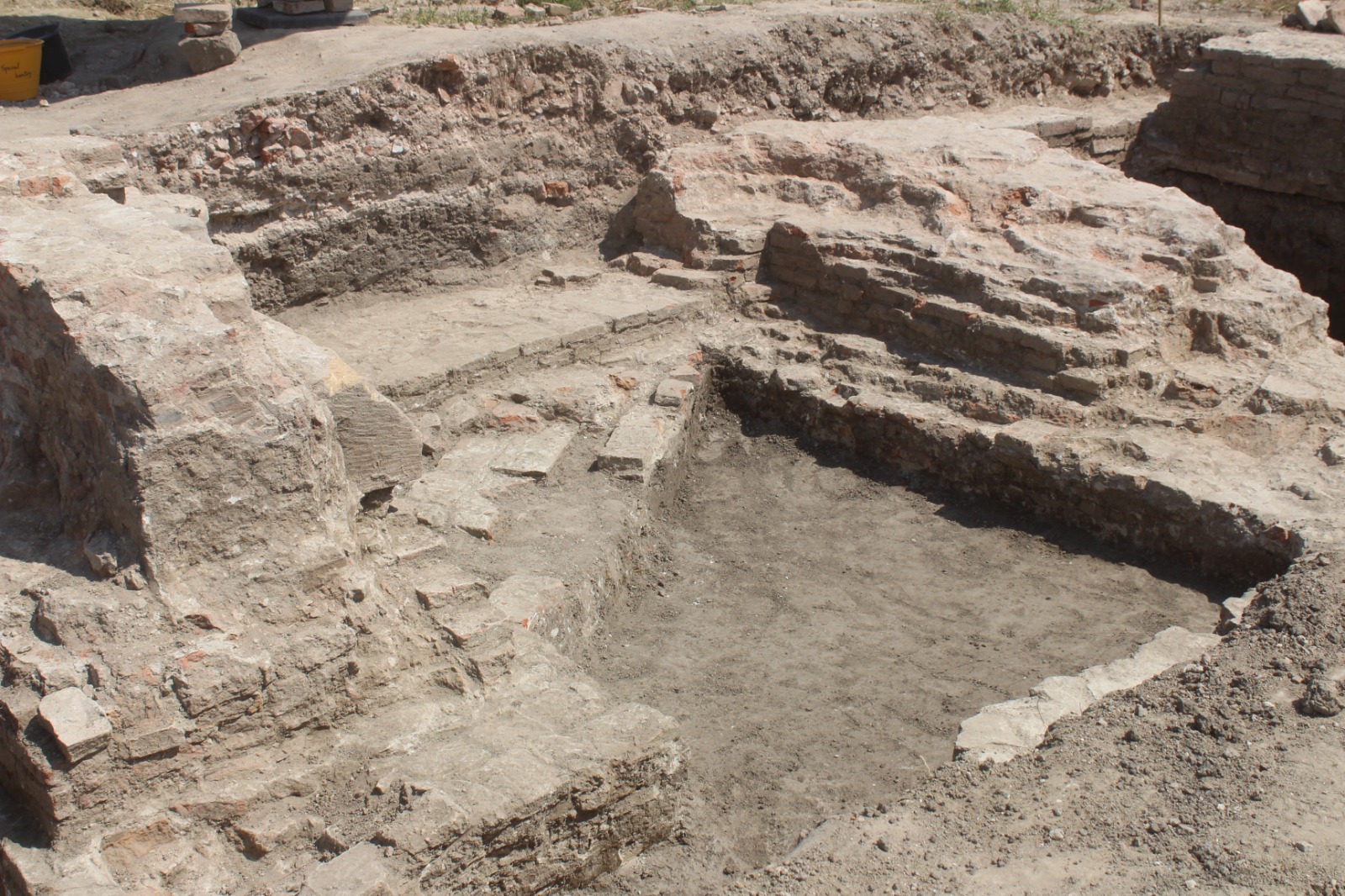 Colier misterios din 42 de dinți de animale descoperit într-un tumul funerar din Polonia