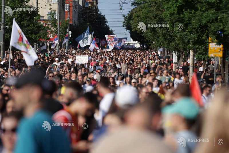 Clashes in Belgrad after protesters stormed a TV station supporting Aleksandar Vučić