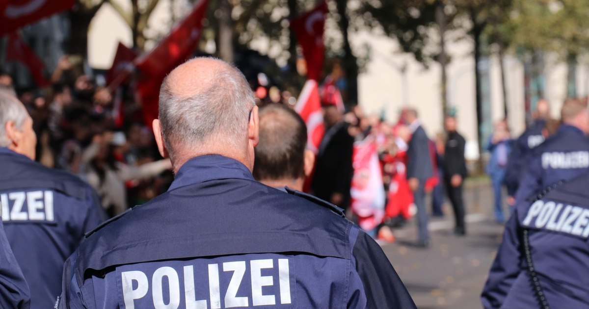 Atac violent în Germania: un autoturism a intrat într-un grup de oameni, provocând rănirea mai multor persoane